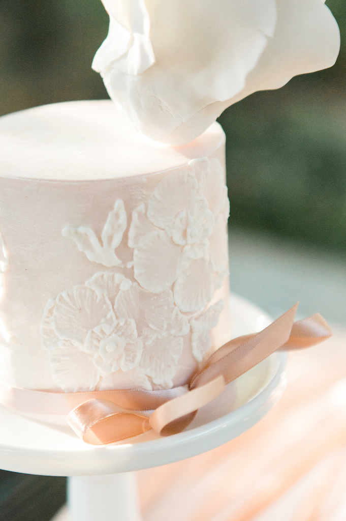 Hochzeitstorte mit Schleife und Blumen, Weiße Torte auf Tortenständer, Kate Weddings, Hochzeitsplanung, Berlin, Brandenburg, Ivonne Rill