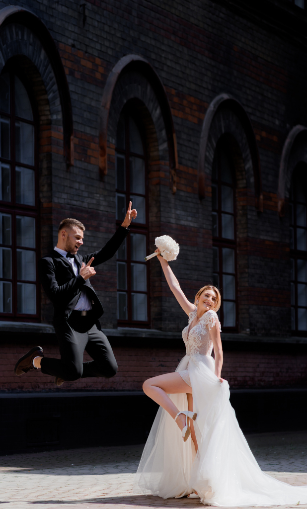 Fun couple, Braut mit weißem Brautstrauß, glücklich, Shooting vor Industriehalle, gute Laune, Hochzeitsplanung, Kate Weddings, Berlin, Brandenburg